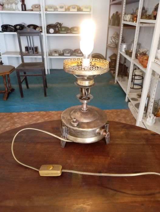 Fogareiro a petróleo muito antigo eletrificado