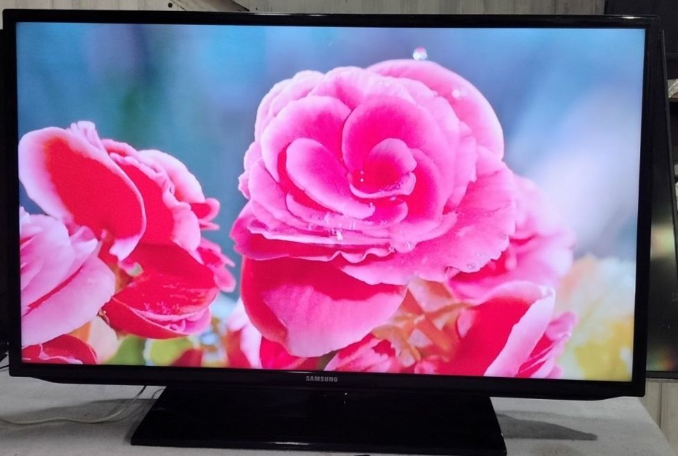 телевізор Samsung модель UE40EH5300W