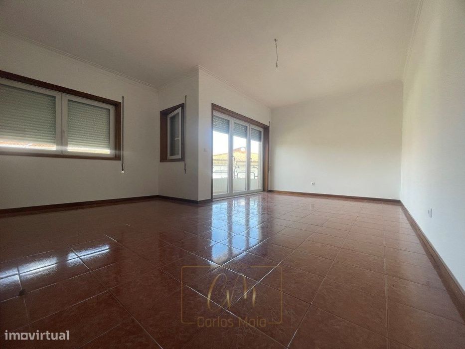 Apartamento T3 com lugar de garagem e arrumos fechados em Modivas, ...