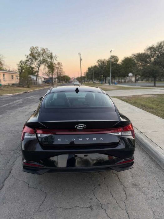 Hyundai Elantra Limited      2022