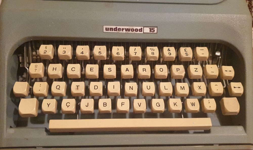 Máquina de escrever antiga com mais de 20 anos