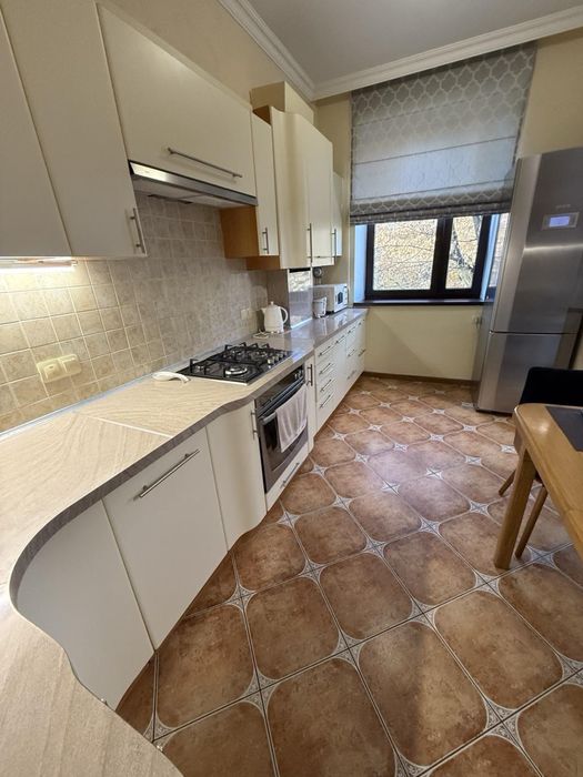 Подобова оренда квартири, центр, парковка, з виглядом на парк