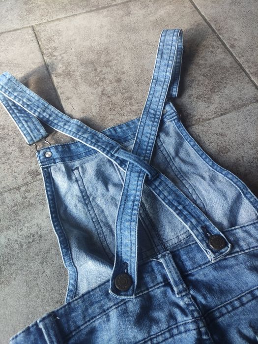 Spodnie jeans na szelkach ogrodniczki
