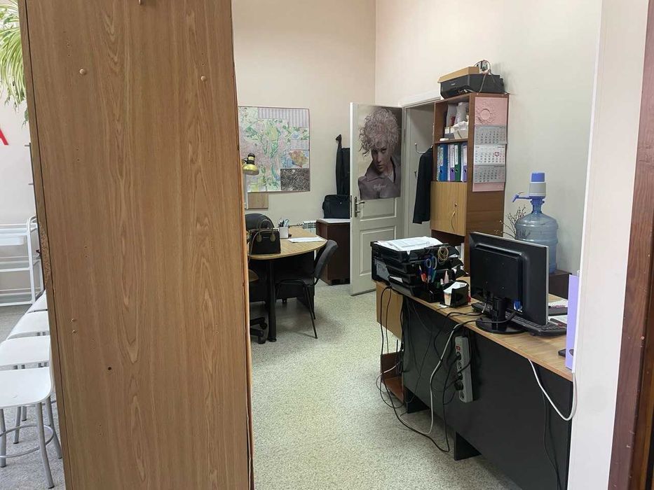 Продаж офісного приміщення 155 кв.м. на 2 поверсі по вул. Небесної Сотні 4