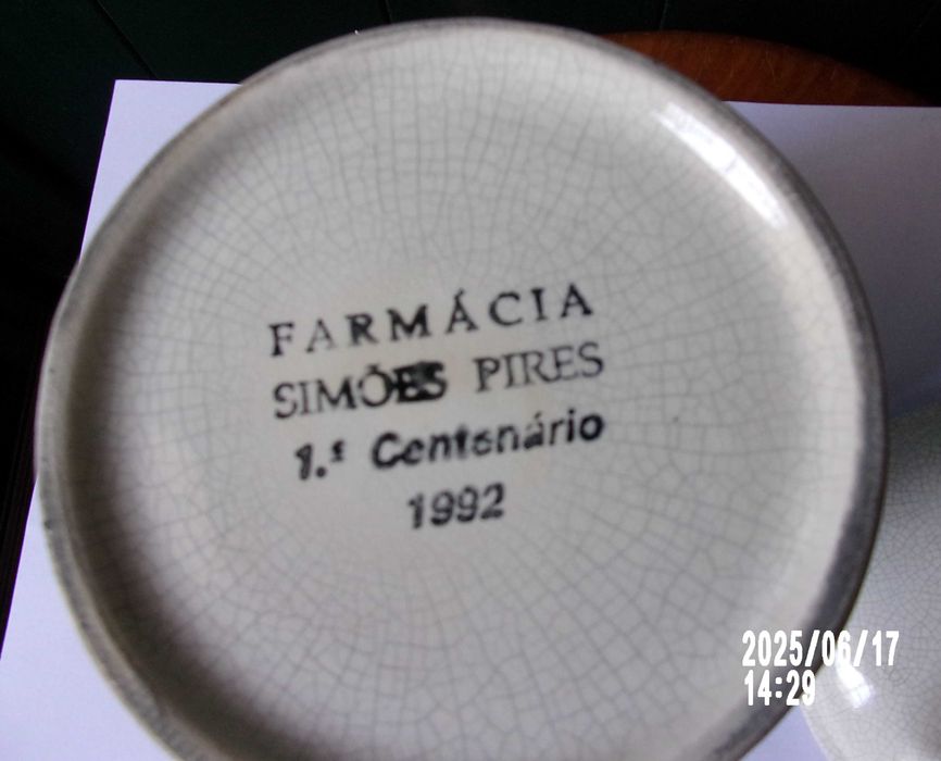 Pote comemorativo de centenário de farmácia