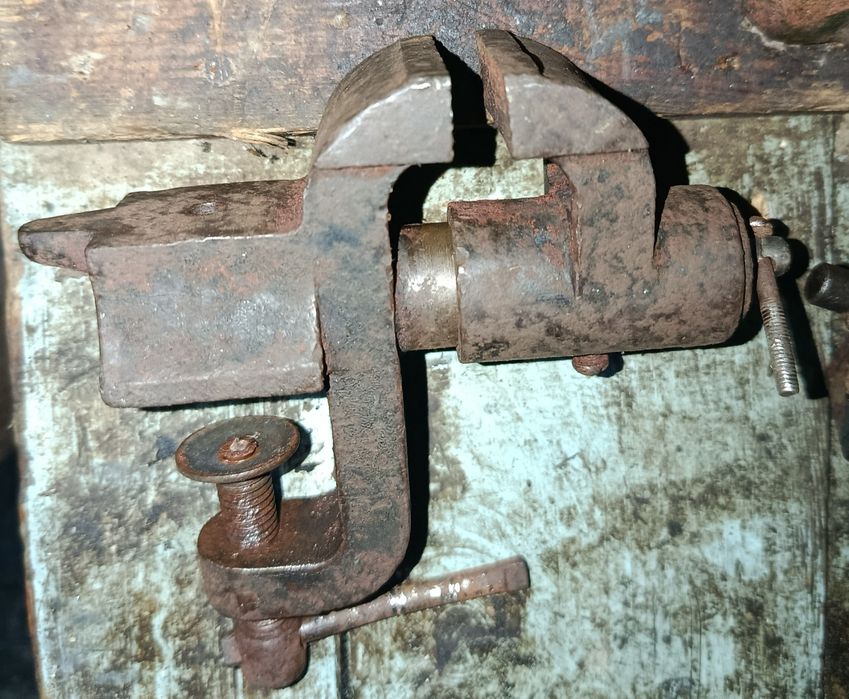 Лещата(тіски) маленькі для ручної роботи