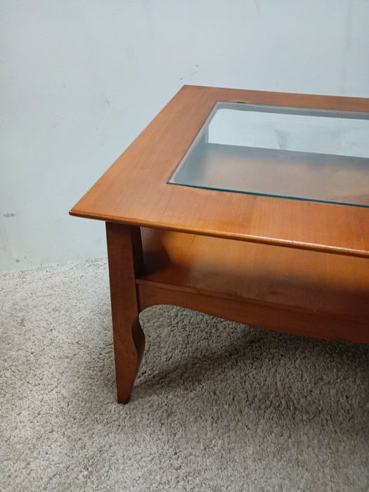 Mesa de centro em madeira de cerejeira com tampo em vidro.
Medidas:60/