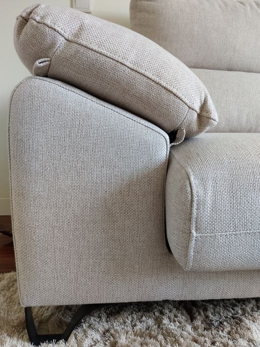 Sofá cama em tecido claro
