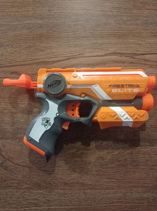 NERF Elite Firestrike z podświetlanym celownikiem