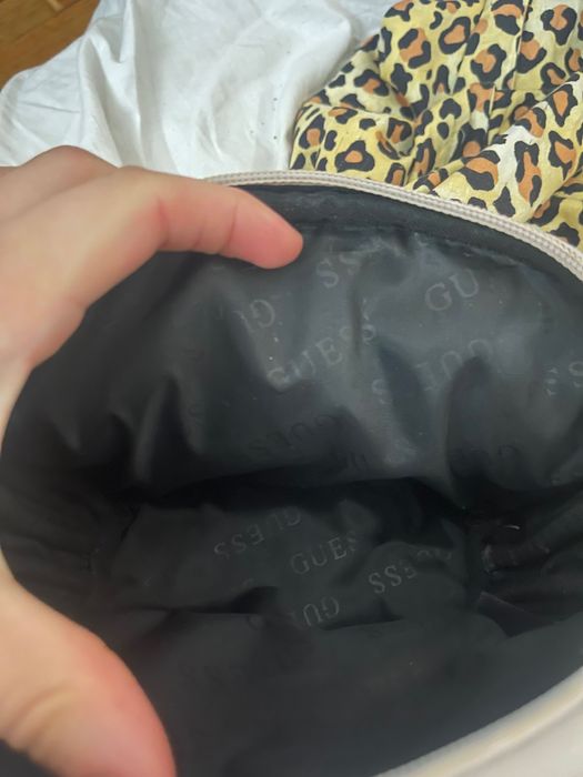 Косметичка guess  в идеальном состоянии оригинал