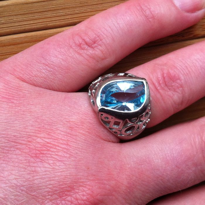 Srebrny pierścionek z topazem.