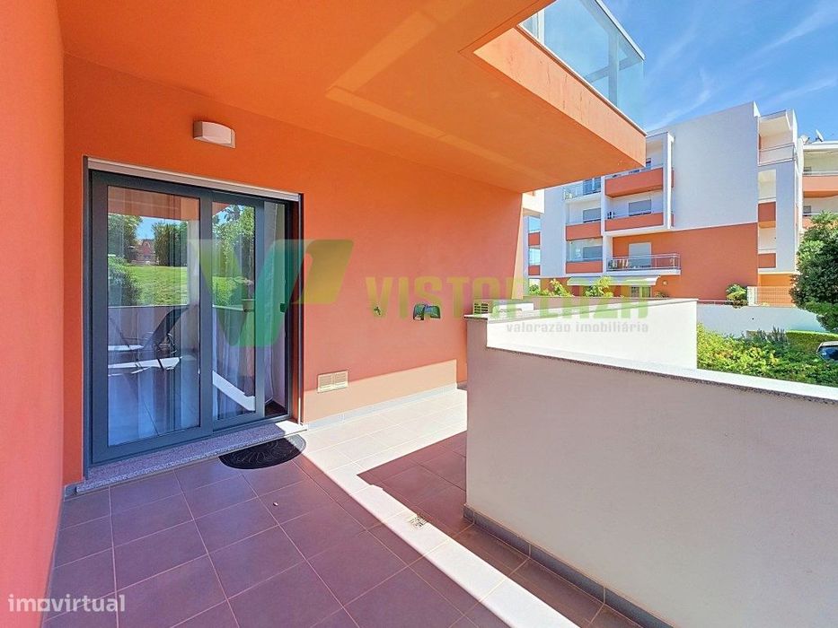 Apartamento T2 com Grandes Varandas e Garagem Box no Barranco do Ro...