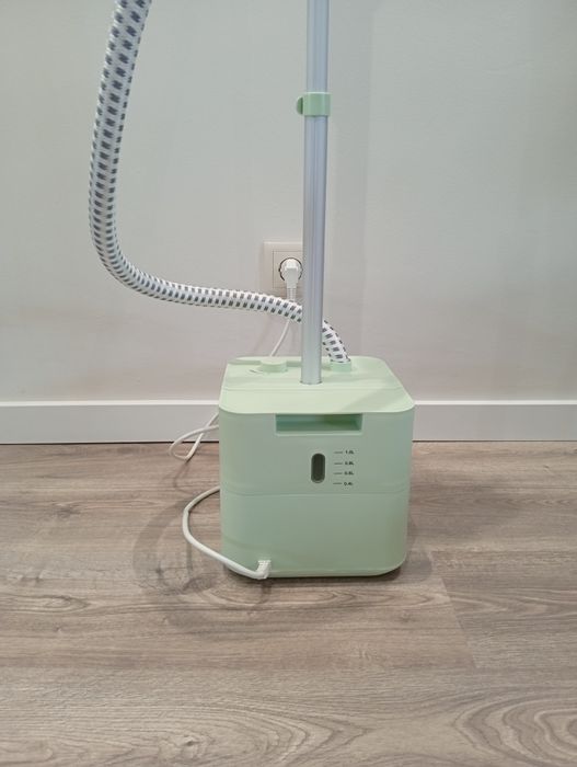 Ferro de engomar de vapor vertical com base