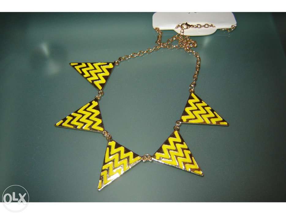 Colar dourado e amarelo