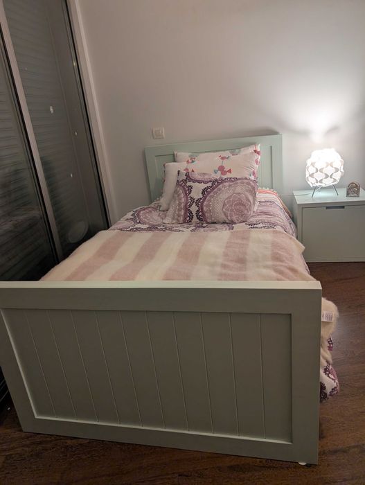 Cama de solteiro em madeira  + mesa de cabeceira  – Verde‑água