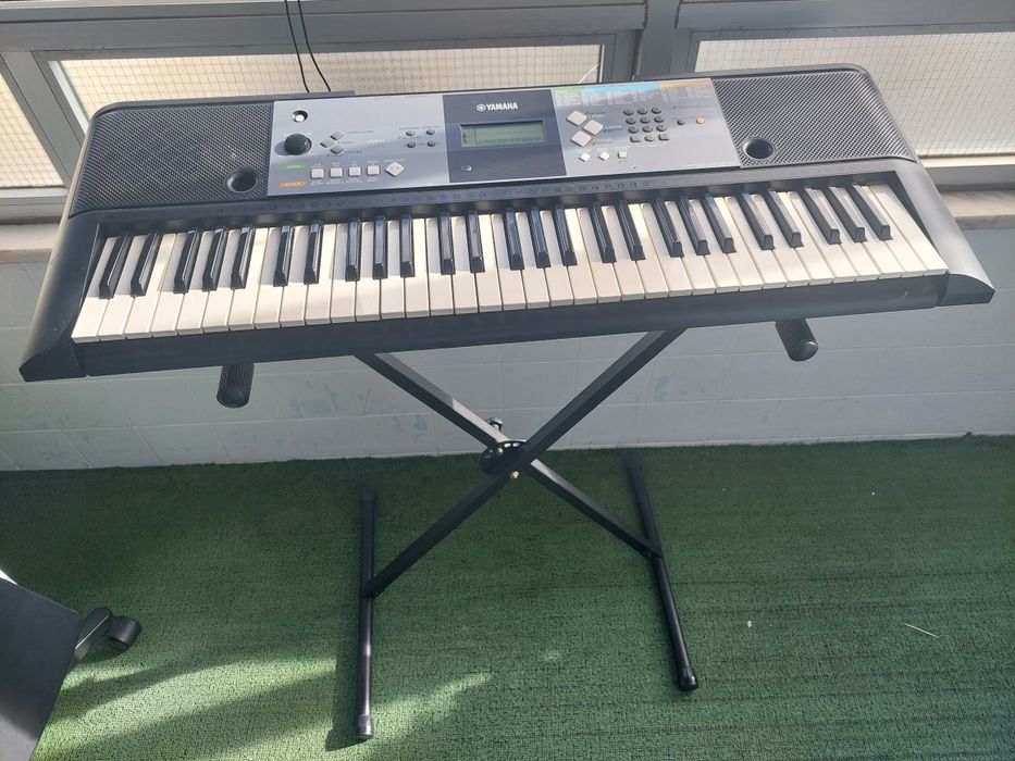 Piano Yamaha PSR-E233  elétrico com suporte