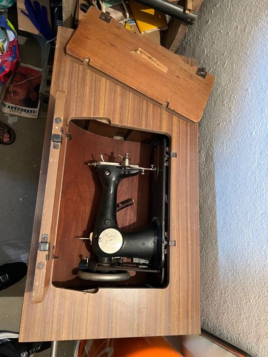 Maquina de costura antiga pesada