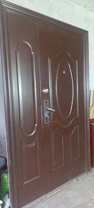 Продам б/у полуторні двері.