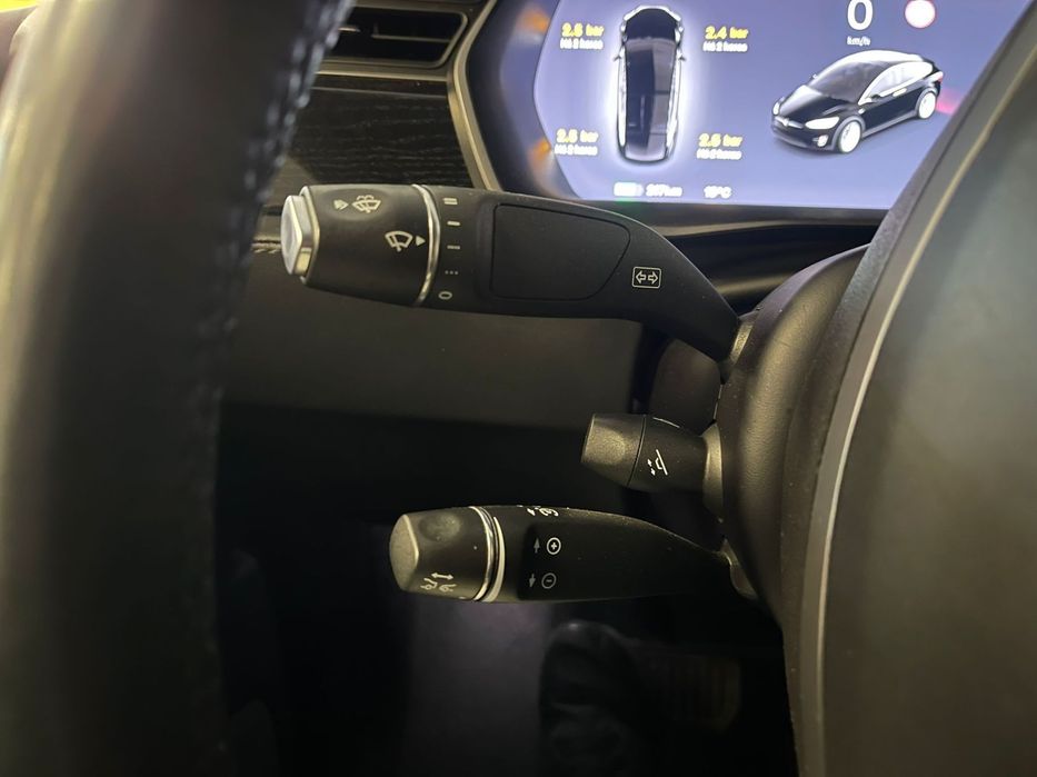 Tesla Model X 75D