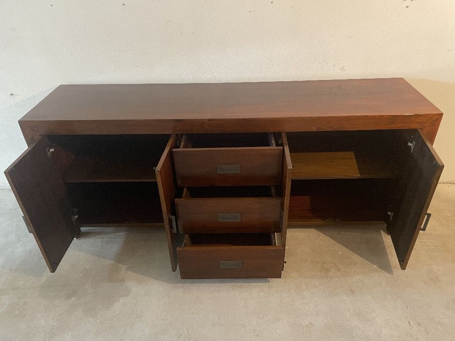 Aparador em madeira de cerejeira com gavetas e portas