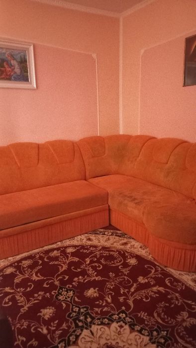 Кутовий диван у вітальню