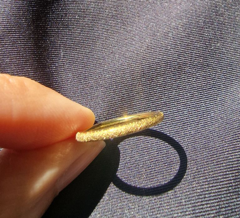 Anel dourado em aço