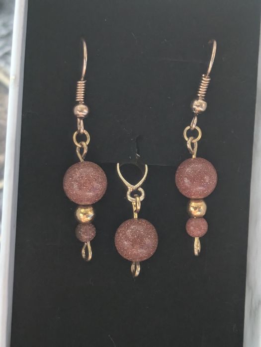 Kolczyki + zawieszka – piasek pustyni (goldstone) – komplet ręcznie robiony