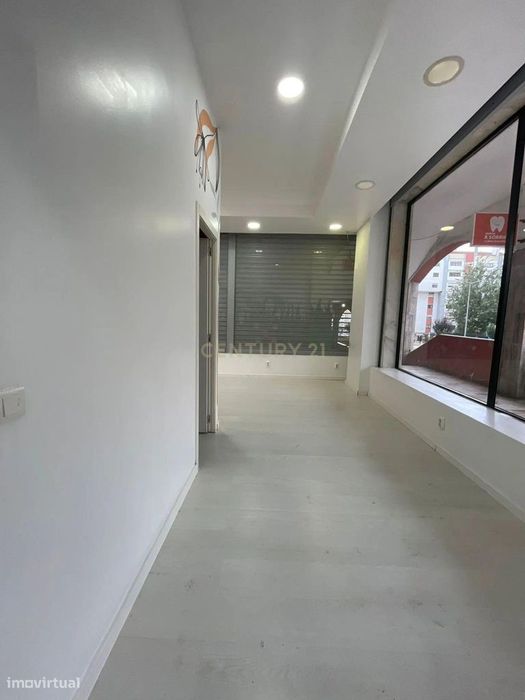 Loja Ampla Nas Arcadas Do Shopping De Massamá Com Duas Montras E Grand