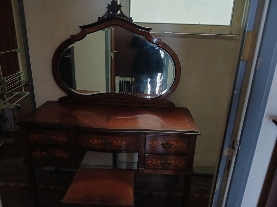 Tocador  com incrustacoes de madeira  com banquete