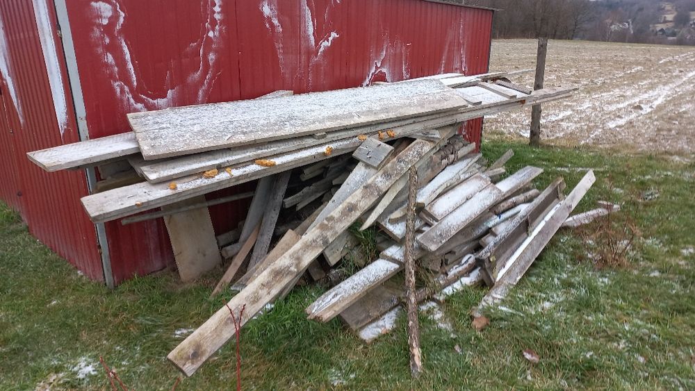 Deski, stęple, opał