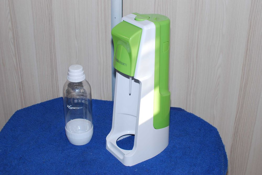 Saturator SodaStream Biały komplet mało używany niebieski wkręcany cylinder.