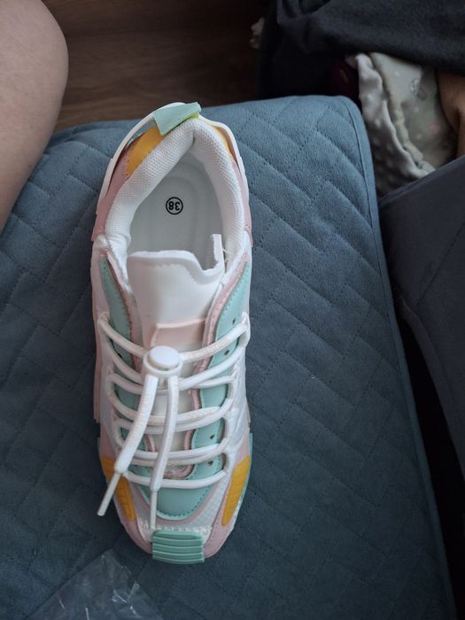 Buty sportowe   38.  NOWE