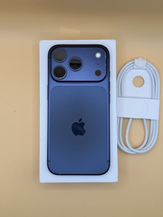 iPhone 17 Pro, bateria 99%, granatowy