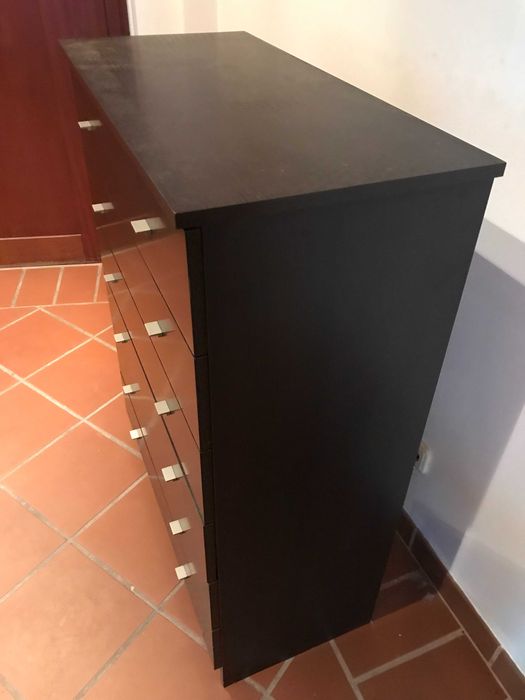 Cómoda em madeira laminada castanha escura (83 x 40 cm) - 90€