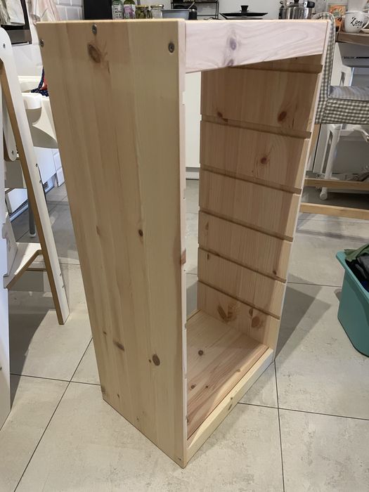 Regał trofast + 2 duze pojemniki