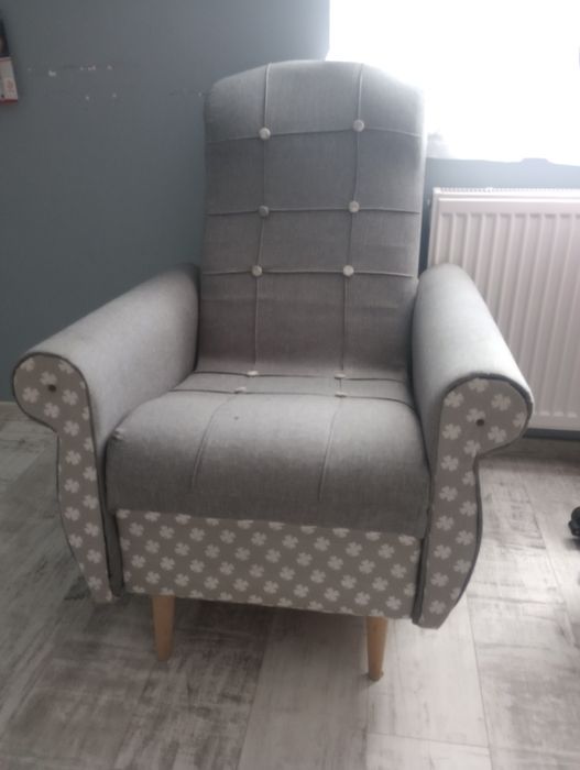 Duży fotel uszak szary kwiaty drewniane nogi