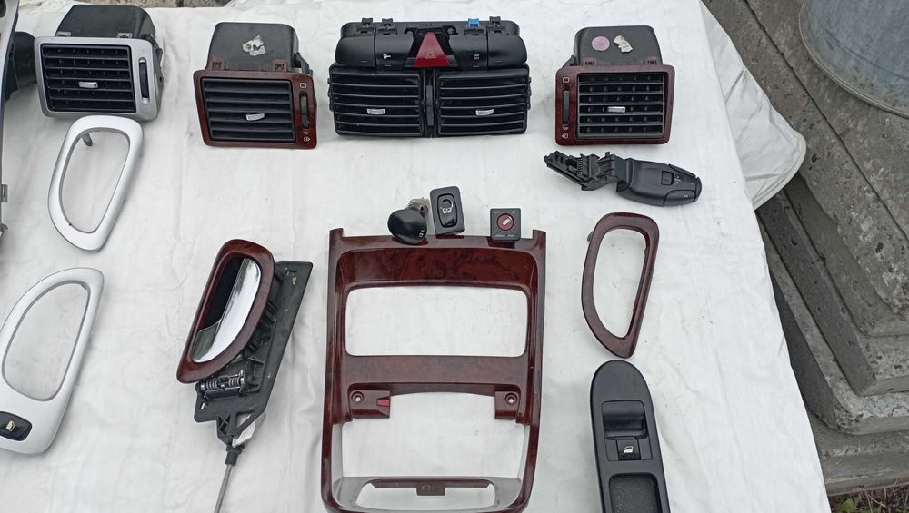 Накладка на торпедо центральний пластик дефлектор обдуву Peugeot 307