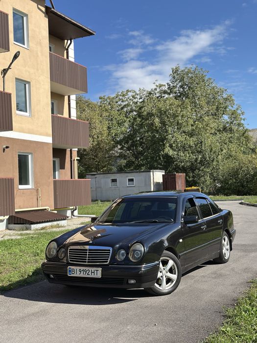 Mercedes Benz E320 в гарному стані