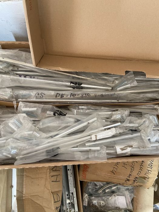 Меблева фурнітура: ручки, направляючі, завіси, крайка