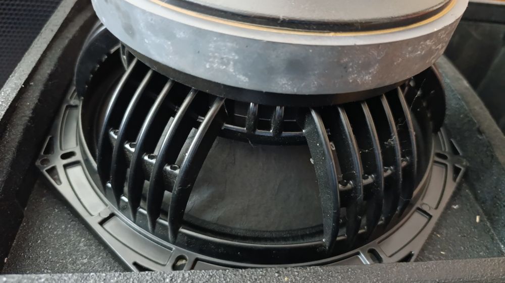 Продам 2 сабвуфера, 12"