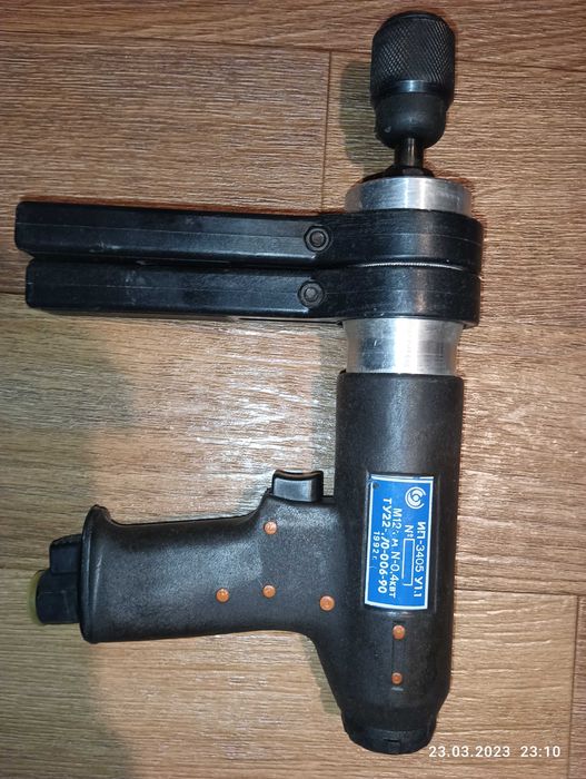 Пневмогайковерт.