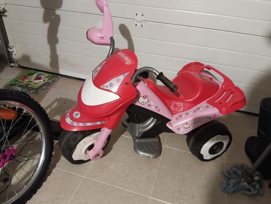 Triciclo elétrico de criança