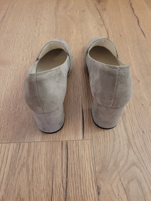 Półbuty w kolorze szarym