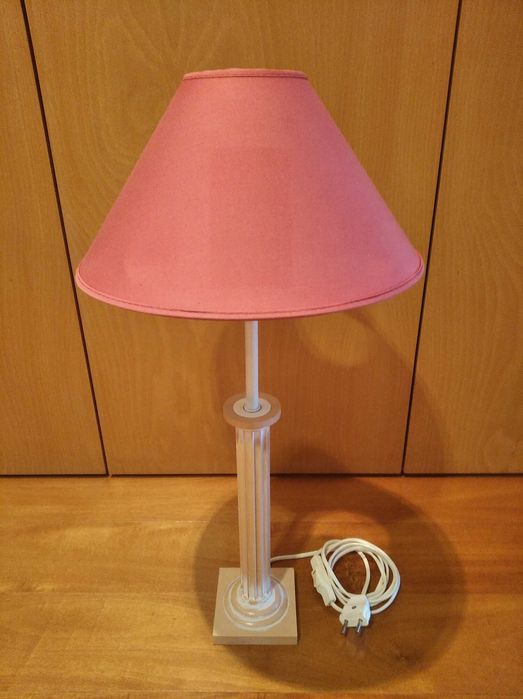 Candeeiro de mesa clássico com abajur, em tons de rosa, branco e vermelho