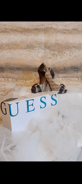 Rewelacyjne sandałki z monogramem o wyjątkowym design Marki GUESS