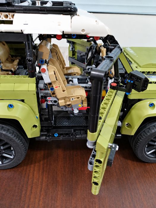 LEGO Technic Land Rover Defender 42110 — зібрана модель