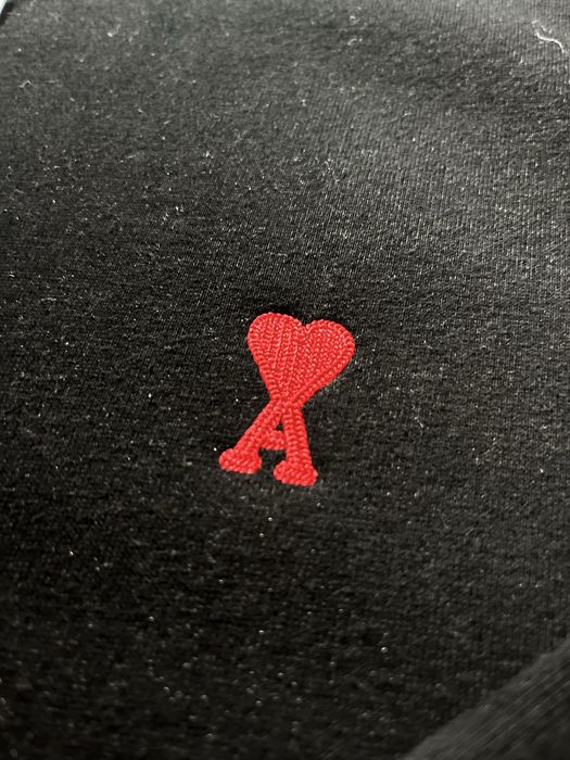 Sweatshirt AMI Paris Preta com Logo Coração  Nova com Etiqueta