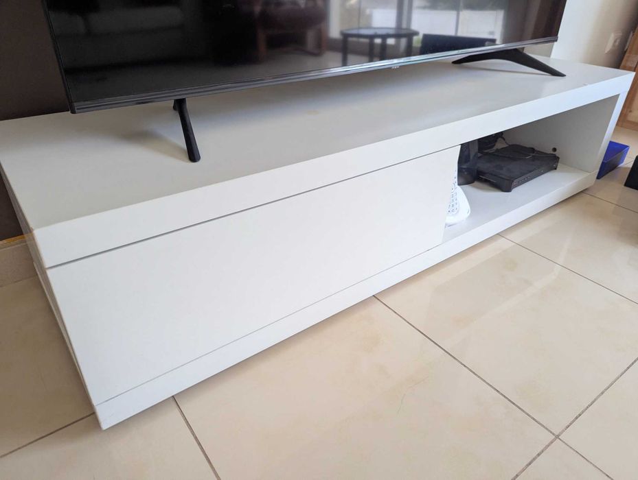Móvel branco IKEA para televisão