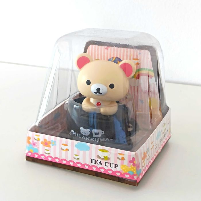 Boneco Rilakkuma com baloiço movido a energia solar