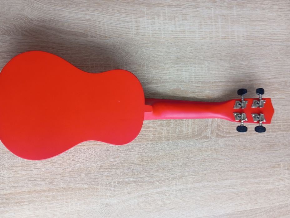 Gitara ukulele czerwona